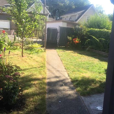 Quiet-Comfy 3 Bedroom Home On A Tree Lined Street In Kits แวนคูเวอร์ ภายนอก รูปภาพ