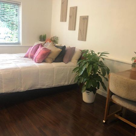 Quiet-Comfy 3 Bedroom Home On A Tree Lined Street In Kits แวนคูเวอร์ ภายนอก รูปภาพ
