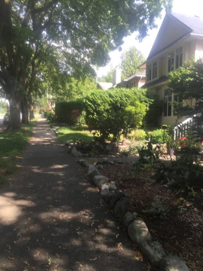 Quiet-Comfy 3 Bedroom Home On A Tree Lined Street In Kits แวนคูเวอร์ ภายนอก รูปภาพ