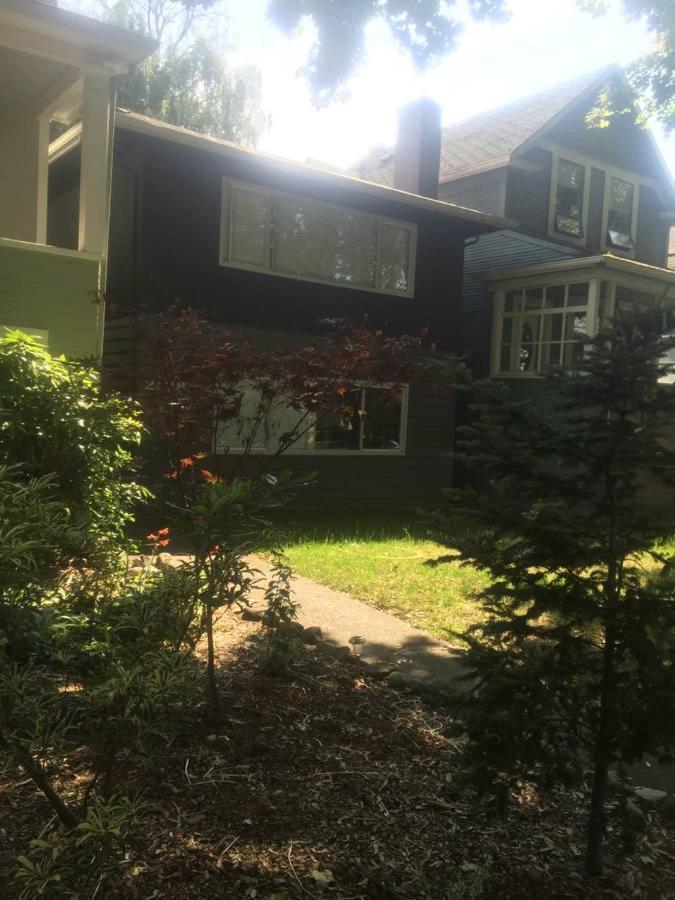 Quiet-Comfy 3 Bedroom Home On A Tree Lined Street In Kits แวนคูเวอร์ ภายนอก รูปภาพ