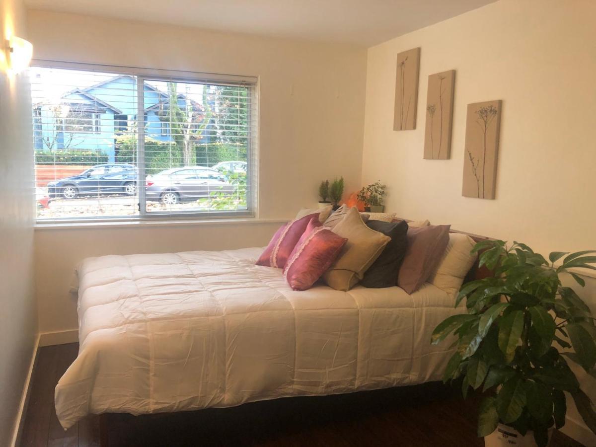 Quiet-Comfy 3 Bedroom Home On A Tree Lined Street In Kits แวนคูเวอร์ ภายนอก รูปภาพ